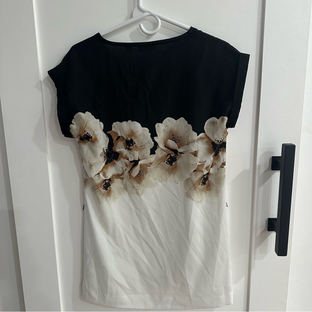 NY&Co Black White Tan Floral V-Neck Blouse XS - Picture 2 of 9